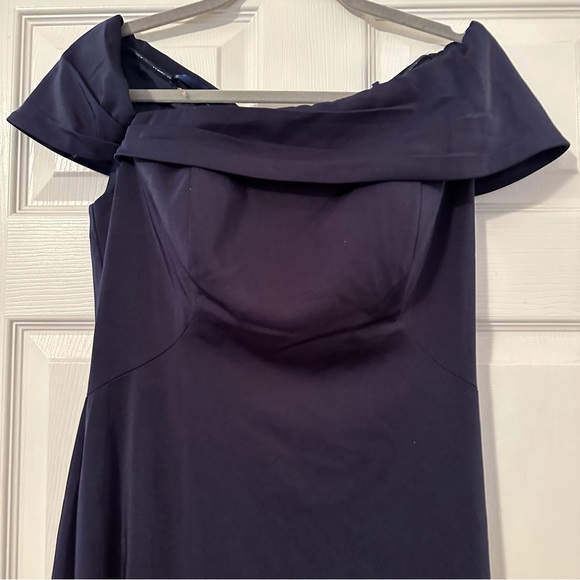 La Femme
Simply Chic Off the Shoulder Jersey Gown Size 6  or 10 or 12 navy blue - Picture 5 of 9